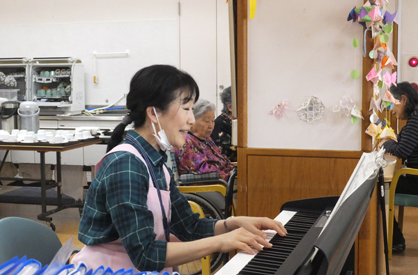 職員喜多のピアノ伴奏で歌を楽しむ　